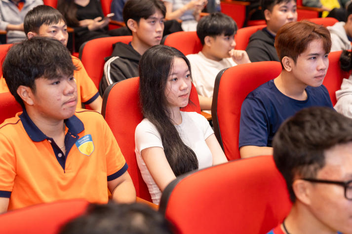 Sinh viên Khoa Quản trị kinh doanh học kỹ năng tuyển dụng cùng Công ty TNHH HR1 Vietnam Holdings trước kỳ thực tập 66