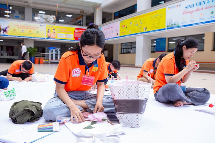 Sinh viên Khoa Marketing - Kinh doanh quốc tế thiết kế túi Tote tôn vinh nét đẹp người phụ nữ 39