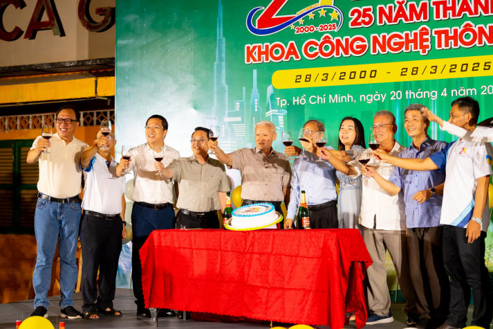 Dấu ấn 25 năm thành lập Khoa Công nghệ thông tin: Kết nối truyền thống - Kiến tạo tương lai 72