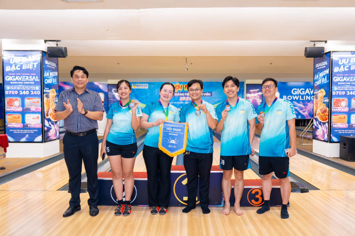 Liên quân VPT - VP.HĐT - P.NS – B.TT - TT.KĐ-ĐBCL - TT.IT lập “hat-trick” vô địch Bowling 61