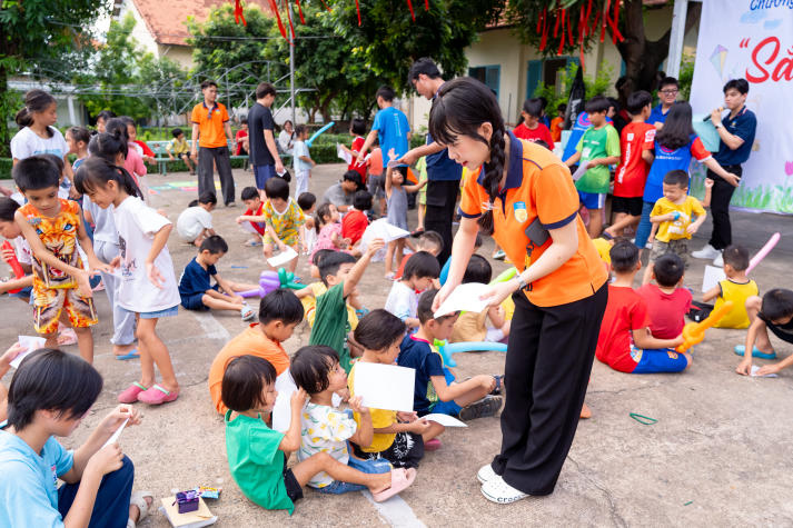 Lan tỏa yêu thương ngày 01/6, sinh viên HUTECH mang niềm vui đến trẻ em Làng Thiếu niên Thủ Đức 80