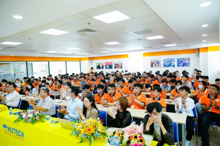  Đại biểu khách mời cùng với đại diện HUTECH trong chương trình HUTECH 2