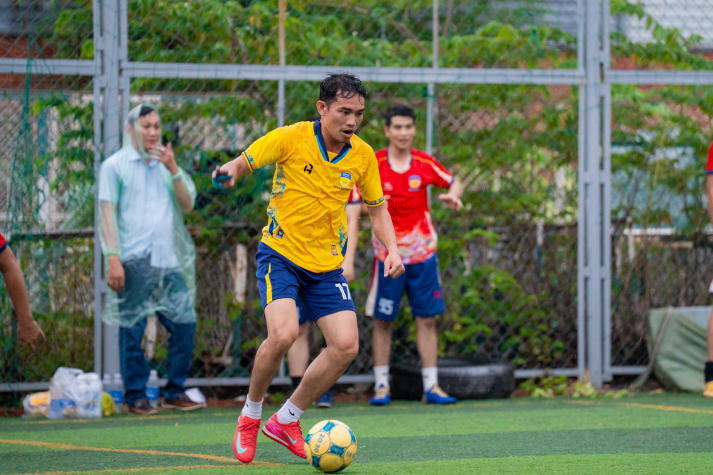 [Hội thao CB-GV-NV HUTECH 2025]: Rực lửa với những cuộc rượt đuổi tỷ số bộ môn Bóng đá nam 69