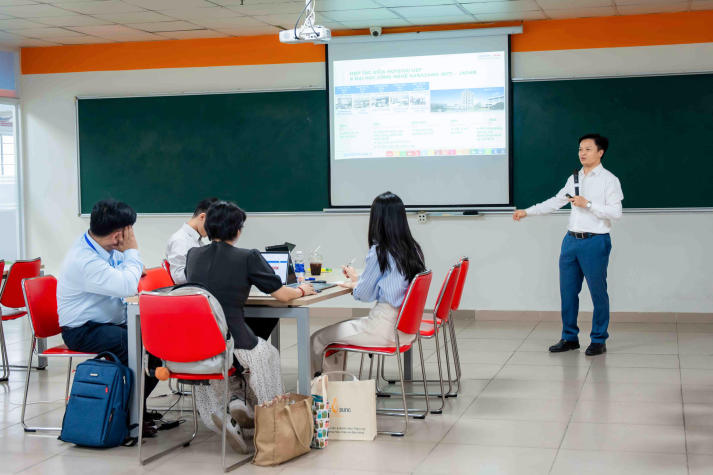 VJIT nâng cao năng lực giảng dạy cho giảng viên qua tập huấn học phần “Tư duy thiết kế dự án” 33