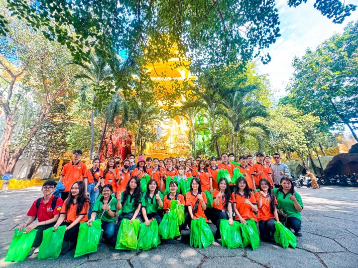 Hành trình thiện nguyện của sinh viên Khoa Tài chính - Thương mại tại Chùa Kỳ Quang 2 53