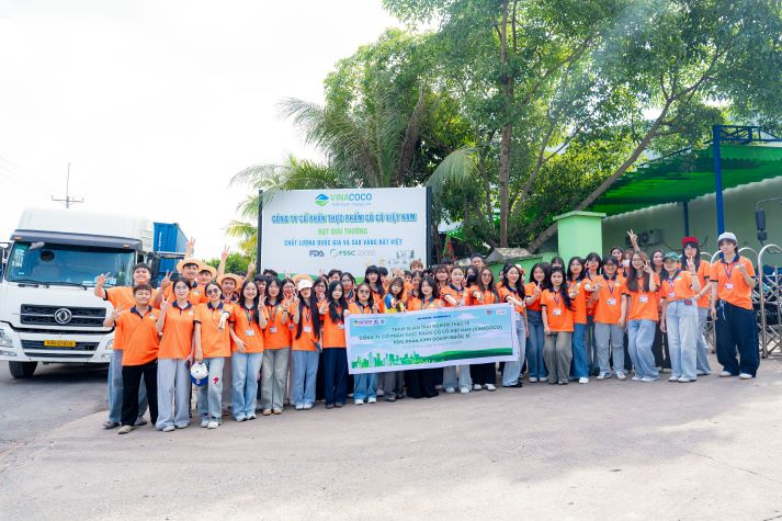 Sinh viên ngành Kinh doanh quốc tế học nghề thực tế từ chuyến tham quan Vinacoco 107