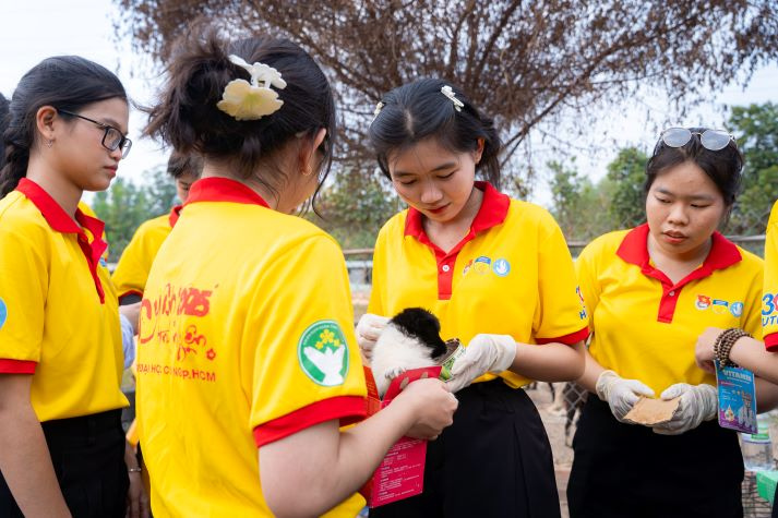 Sinh viên Khoa Thú y lan tỏa yêu thương qua hoạt động chăm sóc động vật trong chiến dịch Xuân tình nguyện 30