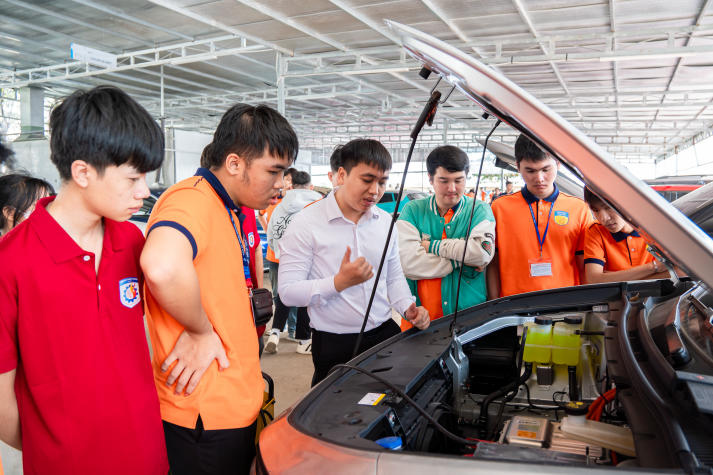 Tham quan thực tế VinFast, sinh viên Viện Kỹ thuật bước gần hơn đến công nghệ giao thông xanh 56