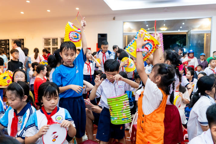 Thắp sáng đêm trăng yêu thương: Sinh viên Khoa Điều dưỡng - Kỹ thuật y học mang Trung thu đến với trẻ em Bình Thạnh 68