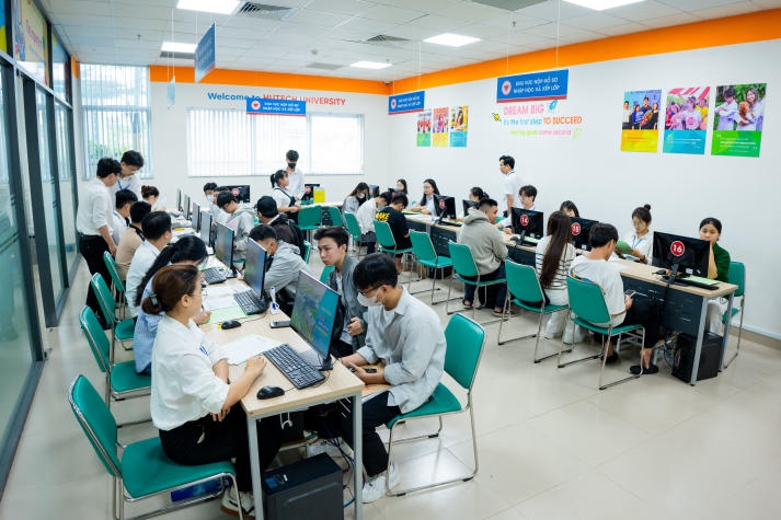 Tân sinh viên vượt ngàn cây số đến HUTECH nhập học 21