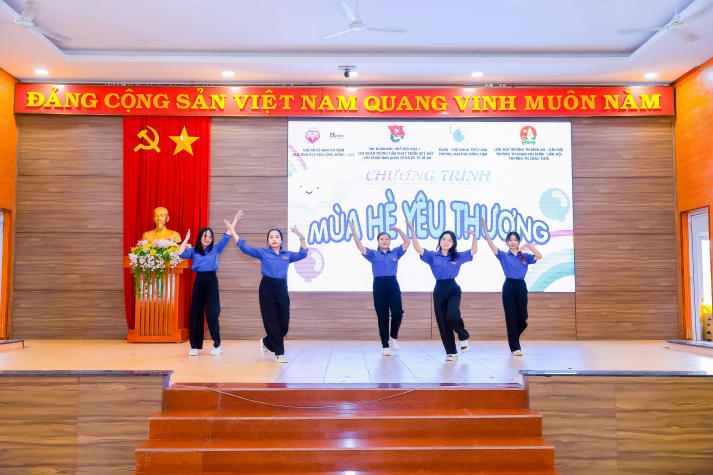 CLB Nhiếp ảnh và CLB Tình nguyện cộng đồng chung tay mang “Mùa hè yêu thương” đến với các em nhỏ 72