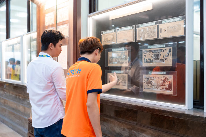Sinh viên Khoa Tài chính - Thương mại khám phá hành trình phát triển của dòng tiền tại Ngân hàng Nhà nước Việt Nam 50