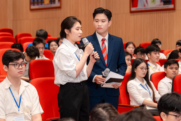 [Video] HUTECH trao 153 suất học bổng trị giá gần 2 tỷ đồng tiếp sức sinh viên sau bão lũ 73