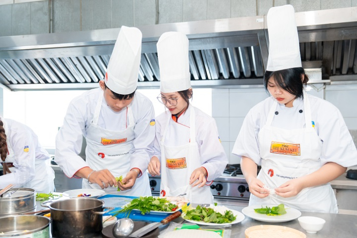 Bếp trưởng 5 sao đứng lớp, sinh viên Quản trị nhà hàng học nghề từ căn bếp thật 31