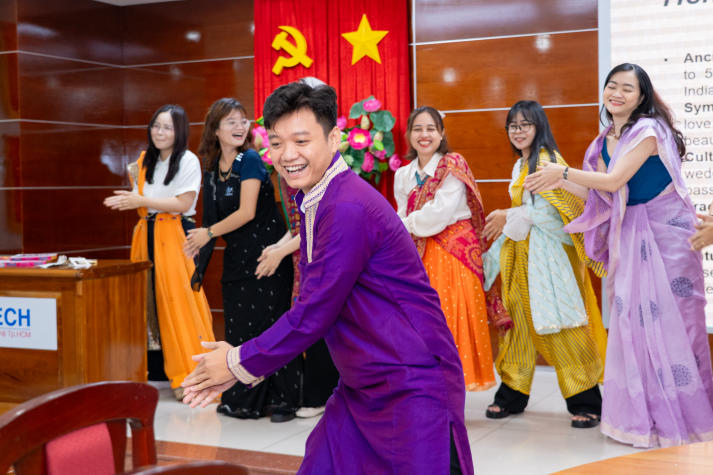 HUTECH faculty and staff explore Bhagavad Gita leadership philosophy and traditional Indian culture 136