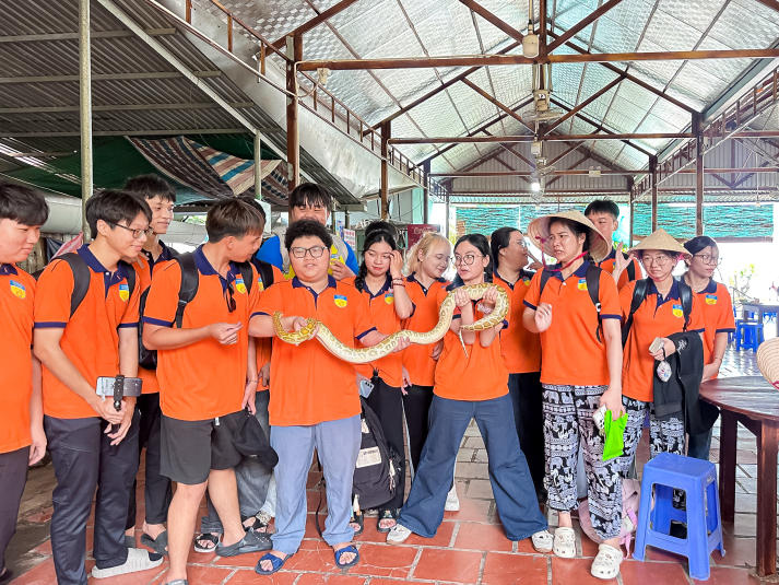 Sinh viên Quản trị dịch vụ du lịch và lữ hành “chạm nghề” từ chuyến thực tế miền Tây 26