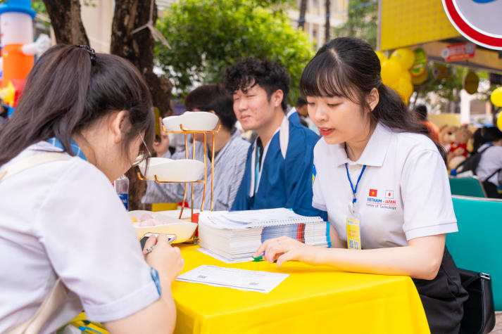 Tư vấn mùa thi năm 2025 tại Đồng Nai: HUTECH giải đáp “tất tần tật” thắc mắc ngành nghề, học phí, học bổng cho teen 2k7 57