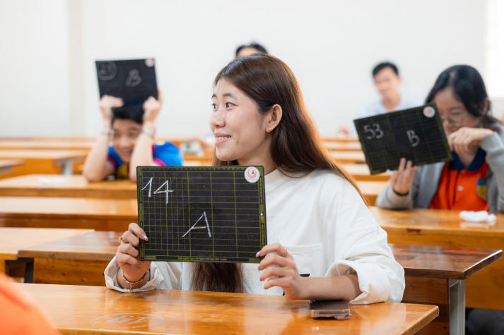 “Sáng mãi gương Người” - thắp sáng lý tưởng đẹp trong sinh viên HUTECH 56