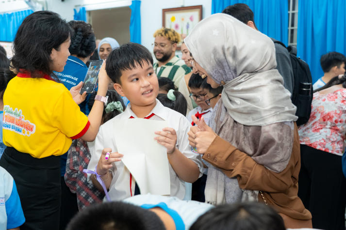 Sinh viên HUTECH và UIUC mang làn gió giao lưu quốc tế đến Trường Tiểu học Hà Huy Tập 47