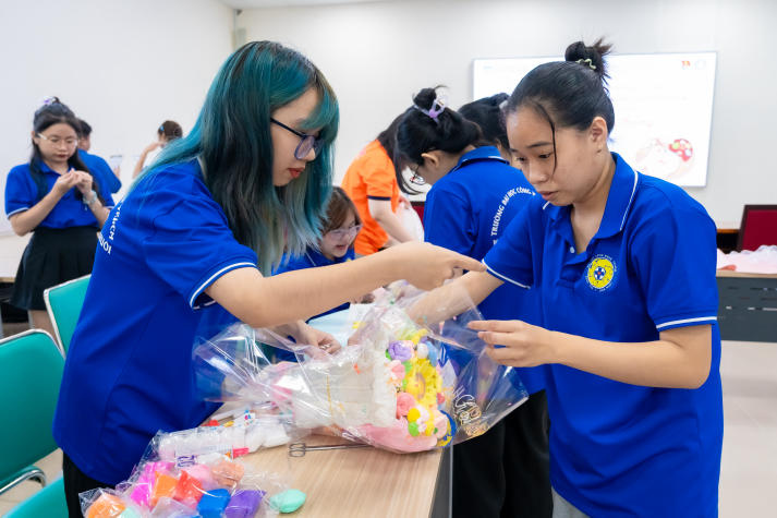 Biến đất sét thành đóa hoa biết nói, sinh viên Khoa Thú y - Chăn nuôi trao yêu thương đến phái nữ 43