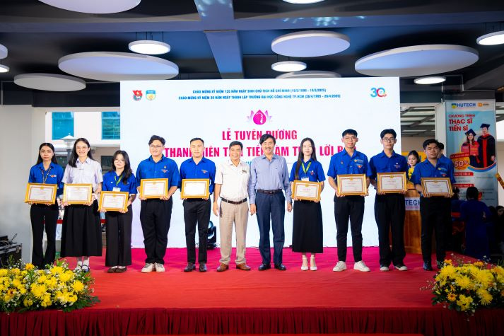 HUTECH kết nạp 12 Đảng viên mới và vinh danh 67 gương “Thanh niên tiên tiến làm theo lời Bác” 276