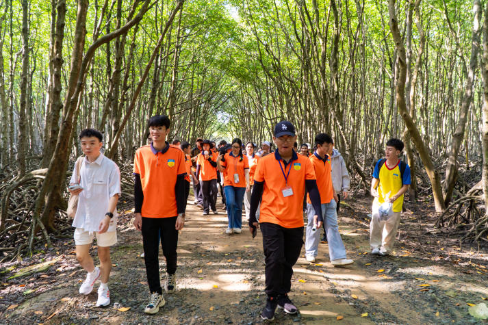 Students from the Faculty of Tourism and Hospitality Management Explore Sustainable Tourism in Can Gio 30