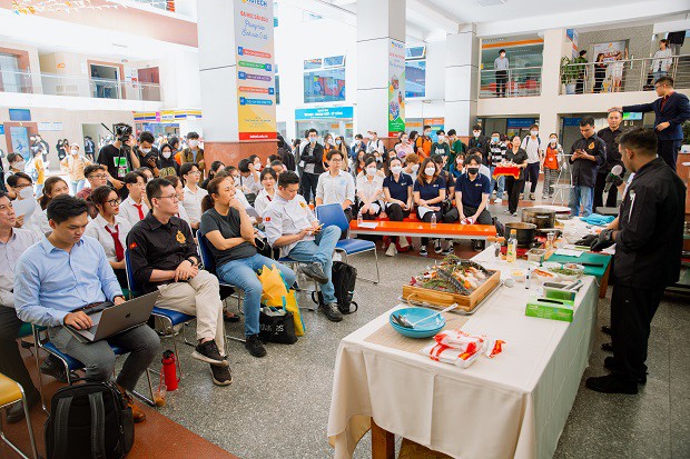HUTECH cùng Hiệp hội Siêu đầu bếp Thế giới tại Việt Nam ký kết MOU và tổ chức biểu diễn ẩm thực 70