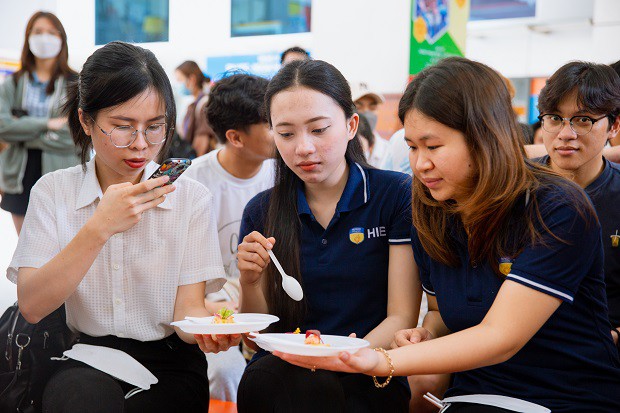 HUTECH cùng Hiệp hội Siêu đầu bếp Thế giới tại Việt Nam ký kết MOU và tổ chức biểu diễn ẩm thực 115