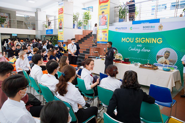 HUTECH cùng Hiệp hội Siêu đầu bếp Thế giới tại Việt Nam ký kết MOU và tổ chức biểu diễn ẩm thực 67