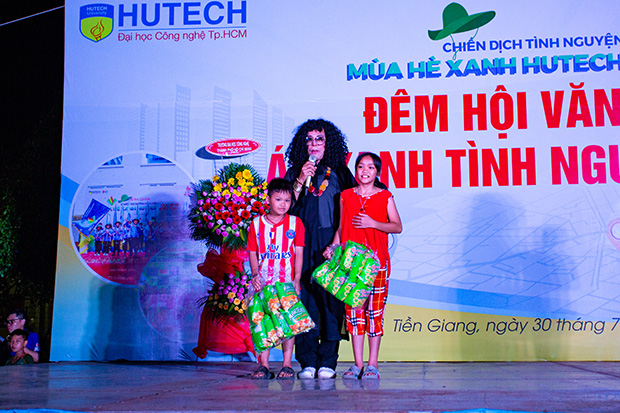 Mùa hè xanh HUTECH 2022: Tưng bừng Đêm hội văn hoá chiến sĩ tại Tiền Giang 68