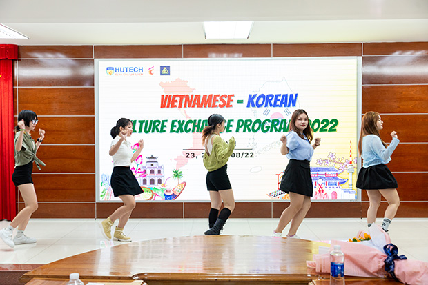 Sinh viên Khoa Tiếng Anh sôi nổi giao lưu văn hóa cùng bạn bè Hàn Quốc 115