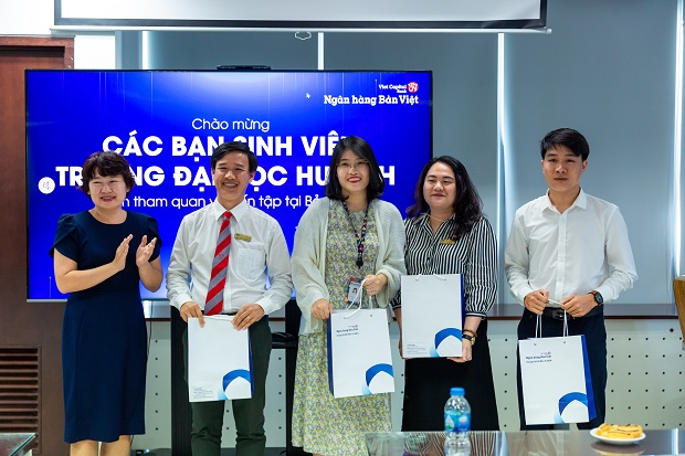 Sinh viên Khoa Luật HUTECH tìm hiểu cơ hội nghề nghiệp trong lĩnh vực tài chính tại Ngân hàng Bản Việt 34