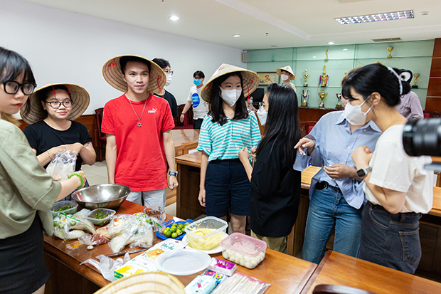 Sinh viên Khoa Tiếng Anh sôi nổi giao lưu văn hóa cùng bạn bè Hàn Quốc 137