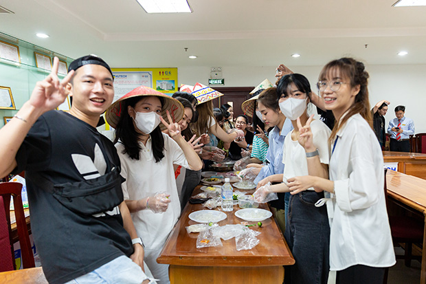 Sinh viên Khoa Tiếng Anh sôi nổi giao lưu văn hóa cùng bạn bè Hàn Quốc 140