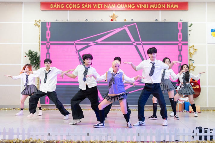 [Ảnh] Trai tài gái sắc HUTECH tự tin “show” nét đẹp năng động đậm chất Gen Z tại đa sân chơi 35