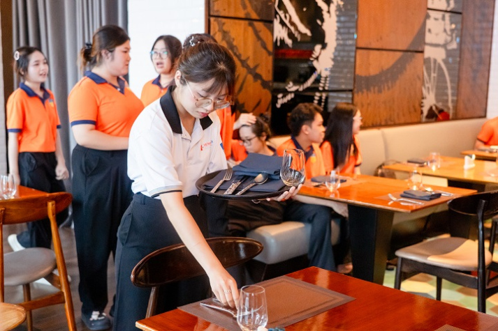 Tham quan Renaissance Riverside Hotel Saigon, sinh viên Quản trị khách sạn VKIT tìm hiểu cơ hội nghề nghiệp “5 sao” 57