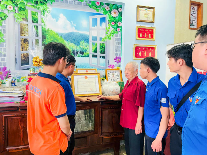 Chiến sĩ Mùa hè xanh HUTECH vun đắp lòng biết ơn, gìn giữ truyền thống dân tộc hướng về Ngày Thương binh - Liệt sĩ 72