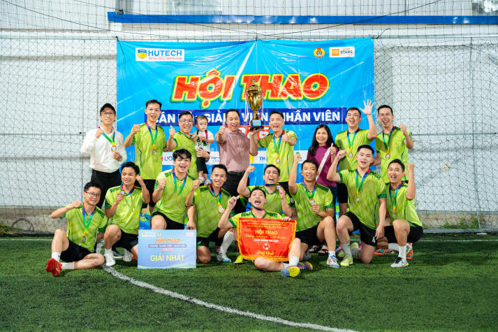[Hội thao CB-GV-NV 2026] Tuyển sinh - Truyền thông - Marketing lên ngôi vô địch Bóng đá nam 12