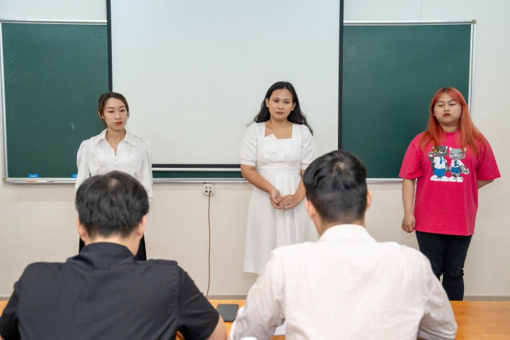Sinh viên Khoa Tiếng Anh thử sức làm MC song ngữ Anh - Việt 71