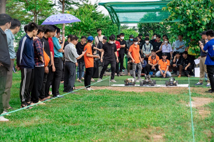 [Video] Chịu chơi như sinh viên HUTECH: “Chạy show” hết học thuật lại tới văn hóa, nghệ thuật, thể thao 34