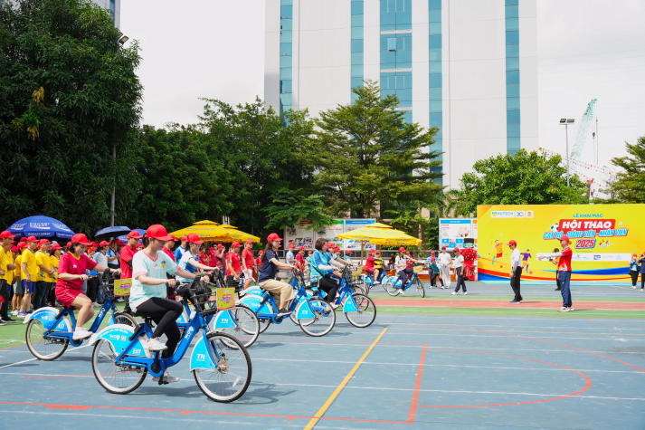 [Video] Sôi động, gắn kết và bùng nổ tại Hội thao Cán bộ - Giảng viên - Nhân viên HUTECH 2025 227