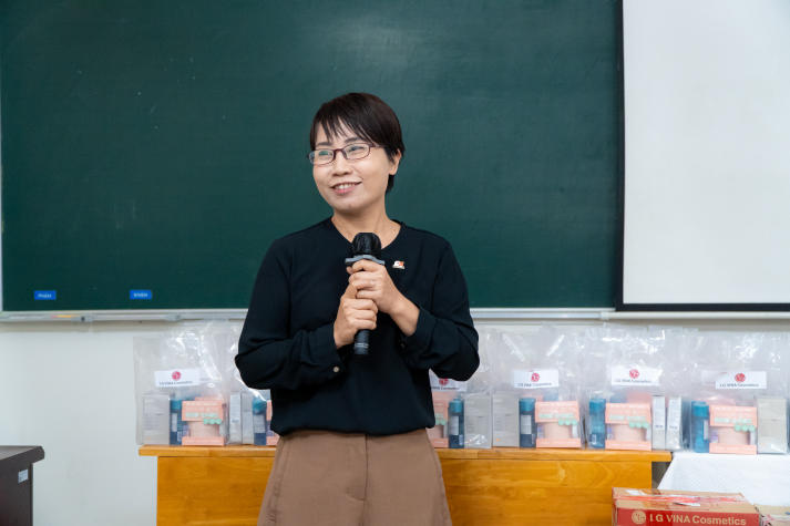 Đồng hành cùng ước mơ: KOCHAM trao quà khích lệ tinh thần sinh viên Khoa Hàn Quốc học 62