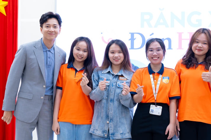 [Video] Sôi nổi buổi giao lưu cùng ca sĩ Ngô Kiến Huy và thăm khám sức khỏe răng miệng của sinh viên HUTECH 135