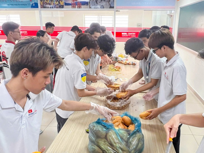 Trao bánh mì, gửi yêu thương: Hoạt động tình nguyện cộng đồng ý nghĩa của sinh viên VJIT 9