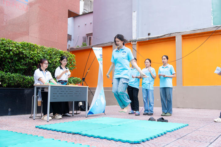 [Video] Sinh viên Khoa Điều dưỡng - Kỹ thuật y học “cháy” hết mình tại HUTECH’s Health Festival 2026 40