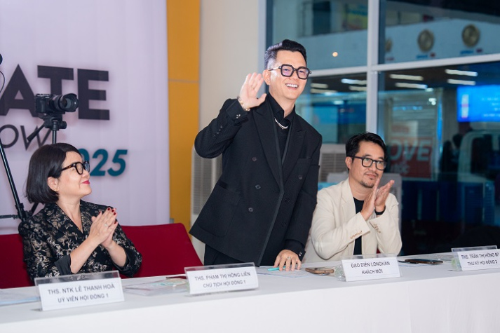 Đạo diễn Long Kan 'chốt đơn' ngay trên sàn diễn thời trang 18