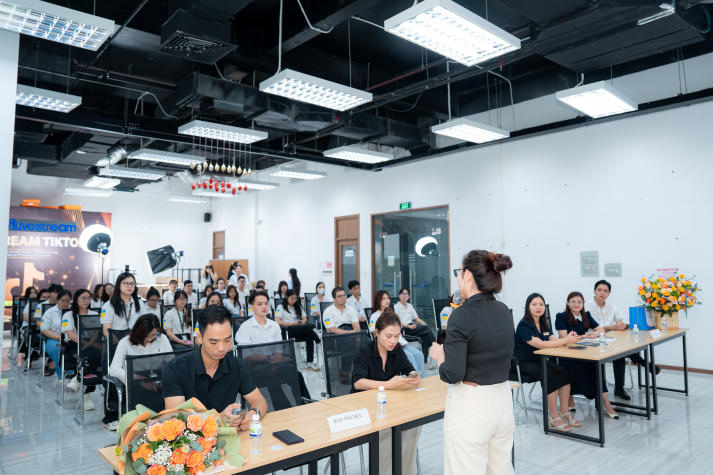 [Video] Tham quan G.DJS, sinh viên VJIT tìm hiểu môi trường làm việc của lĩnh vực truyền thông số 55