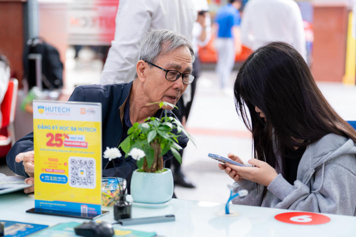 Tân sinh viên HUTECH đến trường nhập học từ sáng sớm 60