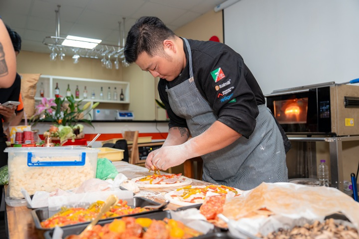 [Video] Top 4 Giải vô địch Pizza Thế giới 2025 hướng dẫn sinh viên Quản trị nhà hàng làm pizza “chuẩn Ý” 15