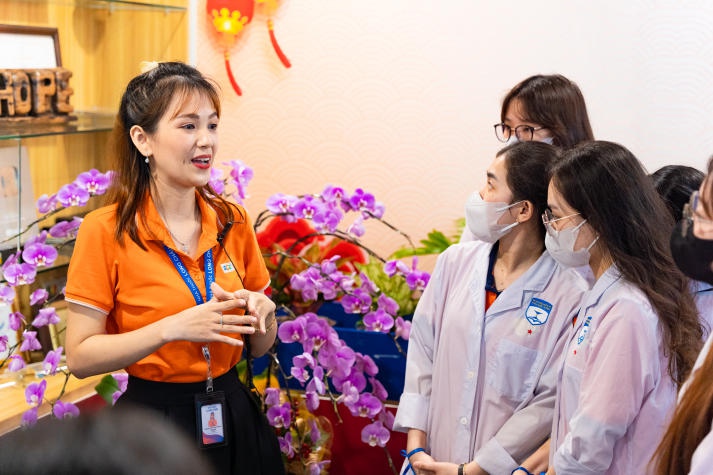 Sinh viên Khoa Dược HUTECH tìm hiểu nghề tại FPT Long Châu 91